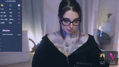 Snapshot of dixipixi_ chatting on April 9, 5:51 am dixipixi_ online show from April 9, 5:51 am