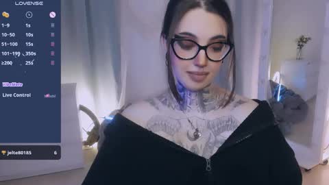 Snapshot of dixipixi_ chatting on April 9, 6:30 am dixipixi_ online show from April 9, 6:30 am