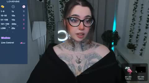 Snapshot of dixipixi_ chatting on April 12, 5:45 am dixipixi_ online show from April 12, 5:45 am