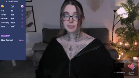 Snapshot of dixipixi_ chatting on April 16, 6:03 am dixipixi_ online show from April 16, 6:03 am