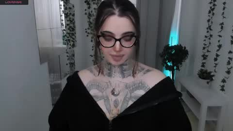 Snapshot of dixipixi_ chatting on April 17, 7:00 am dixipixi_ online show from April 17, 7:00 am