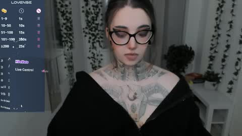 Snapshot of dixipixi_ chatting on April 18, 6:06 am dixipixi_ online show from April 18, 6:06 am