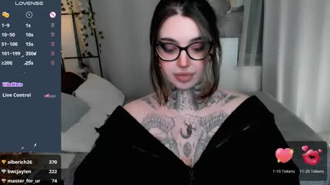 Snapshot of dixipixi_ chatting on April 23, 12:40 pm dixipixi_ online show from April 23, 12:40 pm