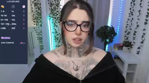 Snapshot of dixipixi_ chatting on April 24, 6:27 am dixipixi_ online show from April 24, 6:27 am
