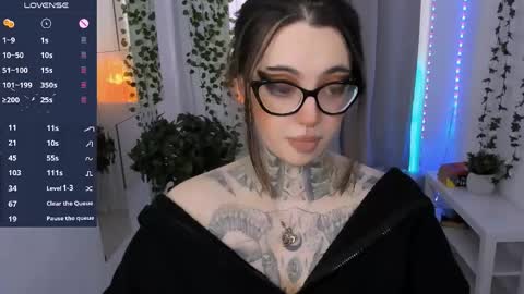 Snapshot of dixipixi_ chatting on May 1, 5:45 am dixipixi_ online show from May 1, 5:45 am