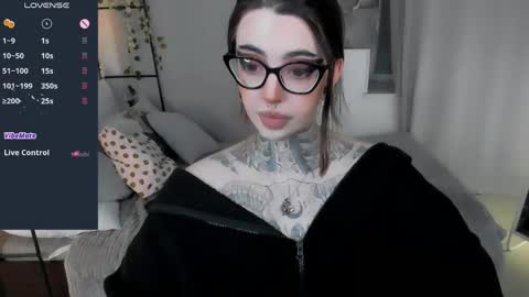 Snapshot of dixipixi_ chatting on May 8, 7:36 am dixipixi_ online show from May 8, 7:36 am
