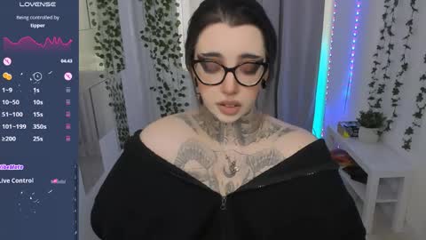 Snapshot of dixipixi_ chatting on May 15, 5:47 am dixipixi_ online show from May 15, 5:47 am