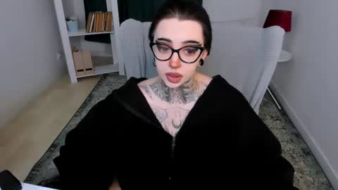 Snapshot of dixipixi_ chatting on June 25, 7:13 am dixipixi_ online show from June 25, 7:13 am