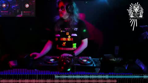 Adrian Arturo online show from February 23, 2:29 am