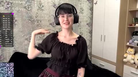 Snapshot of dodiebabikian chatting on September 25, 12:09 pm Annie PVT IS OPEN online show from September 25, 12:09 pm