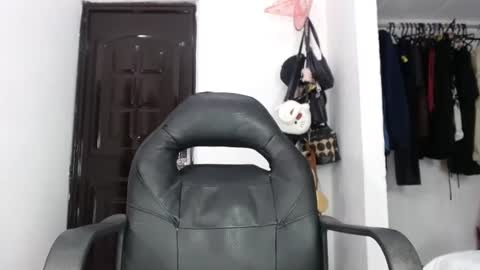 Snapshot of doll_dollys_ chatting on January 28, 8:26 pm doll_dollys_ online show from January 28, 8:26 pm