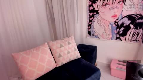 Snapshot of doll_venus chatting on March 17, 11:52 pm Roxana independent model can you help me reach 100 hands up uwu online show from March 17, 11:52 pm