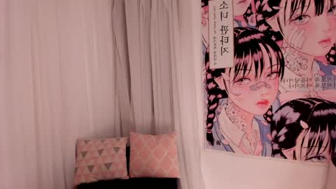 Snapshot of doll_venus chatting on April 1, 12:11 am Roxana independent model can you help me reach 100 hands up uwu online show from April 1, 12:11 am