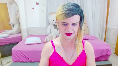 Snapshot of dolldirtyxxx1 chatting on December 22, 5:15 am ilona online show from December 22, 5:15 am