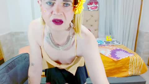 Snapshot of dolldirtyxxx1 chatting on May 2, 5:01 am ilona online show from May 2, 5:01 am