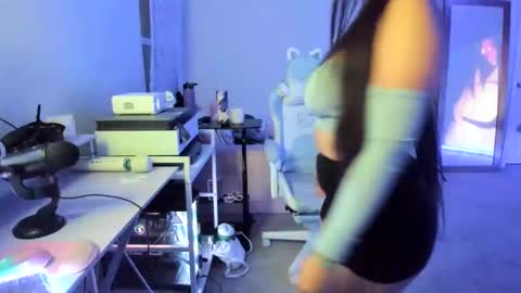 DOLLLFACE online show from September 19, 3:30 am