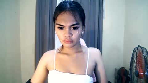 Snapshot of dolly_angel2 chatting on February 24, 12:05 pm dolly_angel2 online show from February 24, 12:05 pm