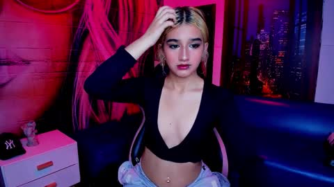 Snapshot of dolly_pocket chatting on February 17, 8:59 pm Dolly pocket online show from February 17, 8:59 pm