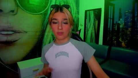 Snapshot of dolly_pocket chatting on March 17, 9:18 pm Dolly pocket online show from March 17, 9:18 pm