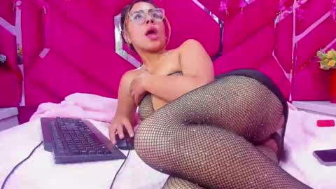 Snapshot of dollyjuicy1 chatting on December 20, 10:00 pm dollyjuicy1 online show from December 20, 10:00 pm