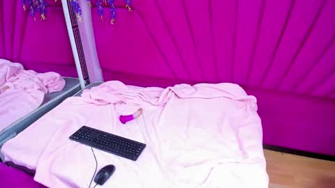 Snapshot of dollyjuicy1 chatting on January 27, 2:42 am dollyjuicy1 online show from January 27, 2:42 am