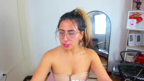 Snapshot of dollyjuicy1 chatting on February 26, 10:47 am dollyjuicy1 online show from February 26, 10:47 am