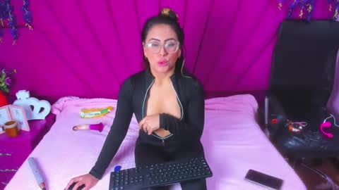 Snapshot of dollyjuicy1 chatting on March 4, 4:06 am dollyjuicy1 online show from March 4, 4:06 am