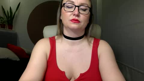 DOM MUMMY online show from November 19, 6:02 am