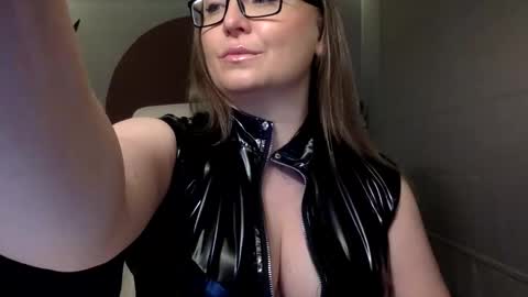 Snapshot of dom_mummy chatting on January 8, 6:16 am DOM MUMMY online show from January 8, 6:16 am