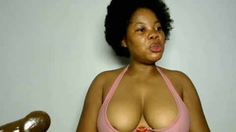 Snapshot of domina_veloura27 chatting on June 17, 6:49 am laura online show from June 17, 6:49 am