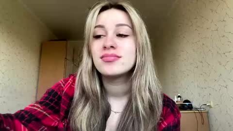 Mia online show from April 22, 8:06 am