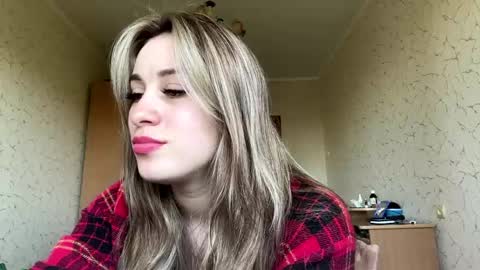 Mia online show from April 26, 8:01 am