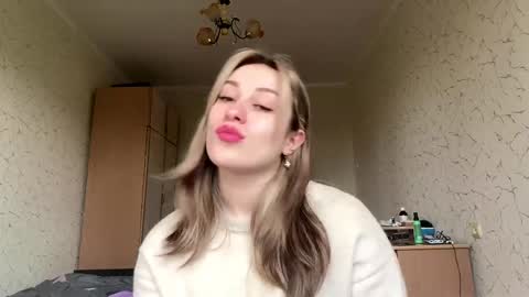Mia online show from April 30, 8:09 am
