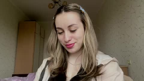 Mia online show from May 13, 7:28 am