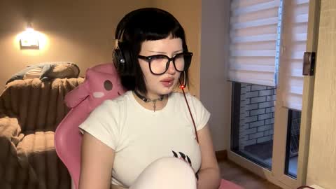 Snapshot of dominiquebreakey chatting on March 17, 12:30 pm Cati online show from March 17, 12:30 pm