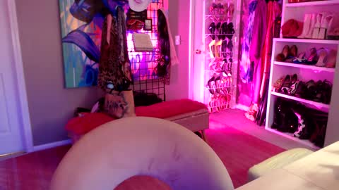 Snapshot of dommetomorrow chatting on December 7, 2:09 am DommeTomorrow online show from December 7, 2:09 am