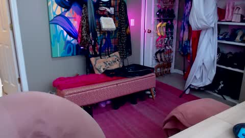 Snapshot of dommetomorrow chatting on December 17, 5:47 pm DommeTomorrow online show from December 17, 5:47 pm