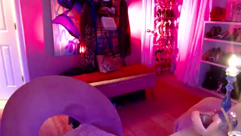 Snapshot of dommetomorrow chatting on December 23, 6:33 am DommeTomorrow online show from December 23, 6:33 am