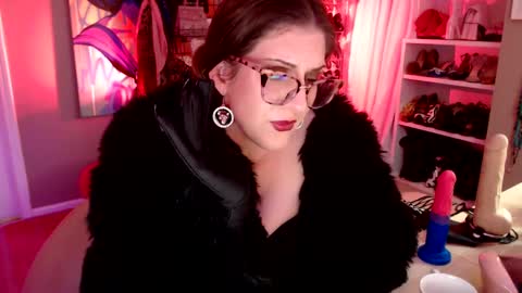 Snapshot of dommetomorrow chatting on December 28, 6:28 am DommeTomorrow online show from December 28, 6:28 am