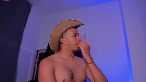 Snapshot of donathoo chatting on April 15, 2:18 am Donat Independent Model online show from April 15, 2:18 am