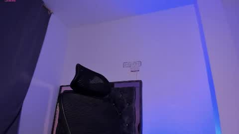 Snapshot of donathoo chatting on April 16, 1:50 am Donat Independent Model online show from April 16, 1:50 am