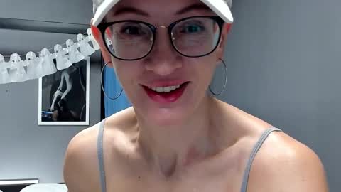 Snapshot of dorothy_meyer chatting on October 29, 2:36 am Dorothy Next stream on Monday at 3am-9am online show from October 29, 2:36 am