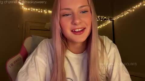 Snapshot of doublecuties chatting on October 31, 12:17 pm Lana Eva dont forget to give us a thumb up online show from October 31, 12:17 pm