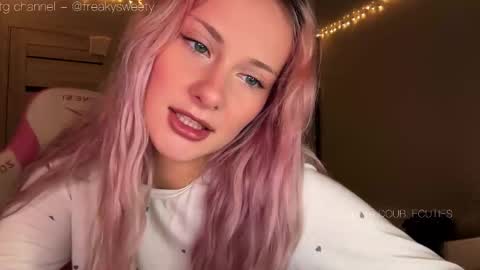 Snapshot of doublecuties chatting on November 3, 1:34 pm Lana Eva dont forget to give us a thumb up online show from November 3, 1:34 pm