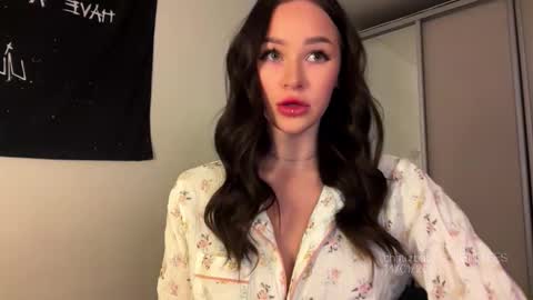 Snapshot of doublesees chatting on January 15, 2:27 am MOLLYYYY dont forget to give me a thumb up online show from January 15, 2:27 am