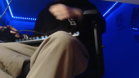 Snapshot of douglas_drake chatting on February 19, 4:01 am douglas_drake online show from February 19, 4:01 am