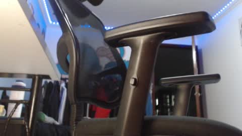 Snapshot of douglas_drake chatting on February 23, 6:39 am douglas_drake online show from February 23, 6:39 am