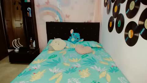 Snapshot of dream__girls69944 chatting on December 15, 6:50 am sharon online show from December 15, 6:50 am