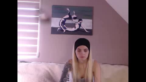 A girl online show from January 7, 7:20 am
