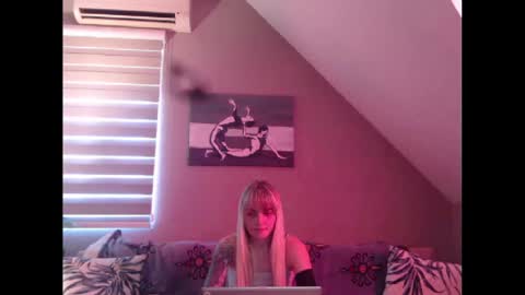 A girl online show from February 5, 8:00 am